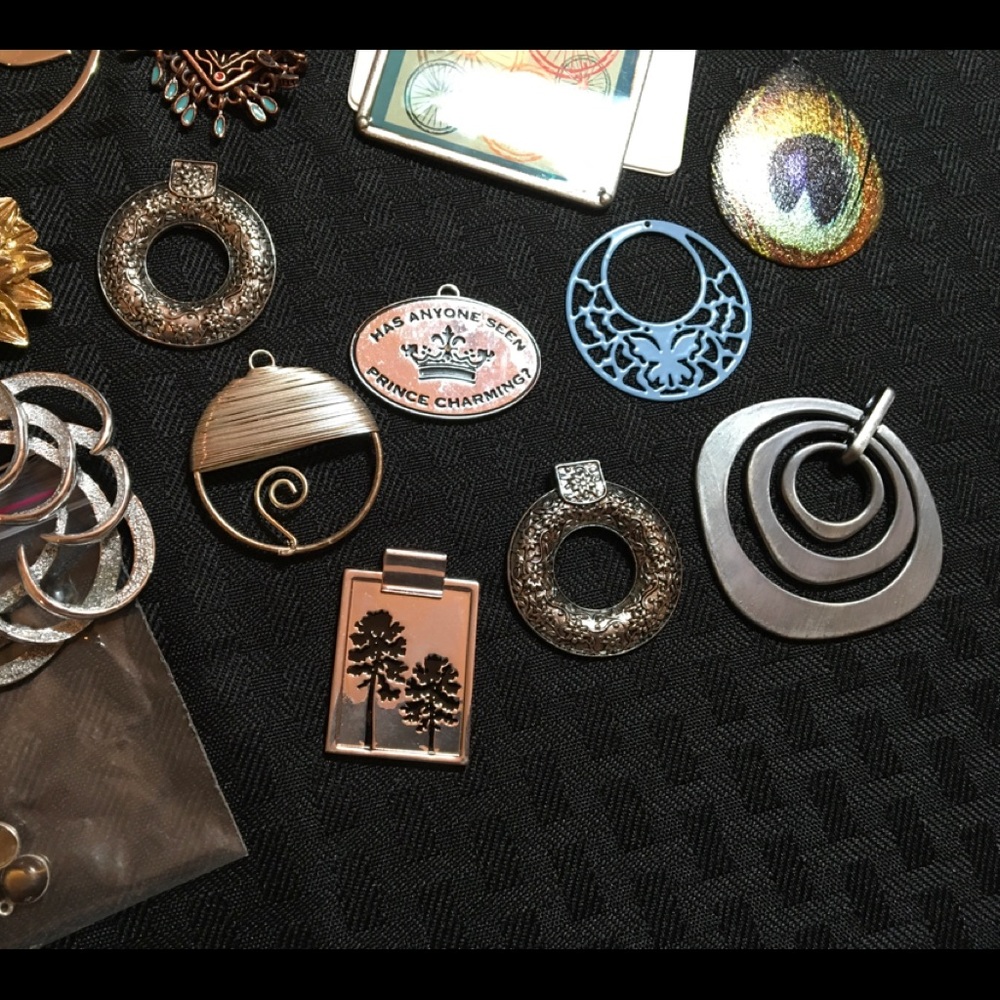 Lot of (18) metal pendants ,  (2) brooches. - Picture 5 of 8